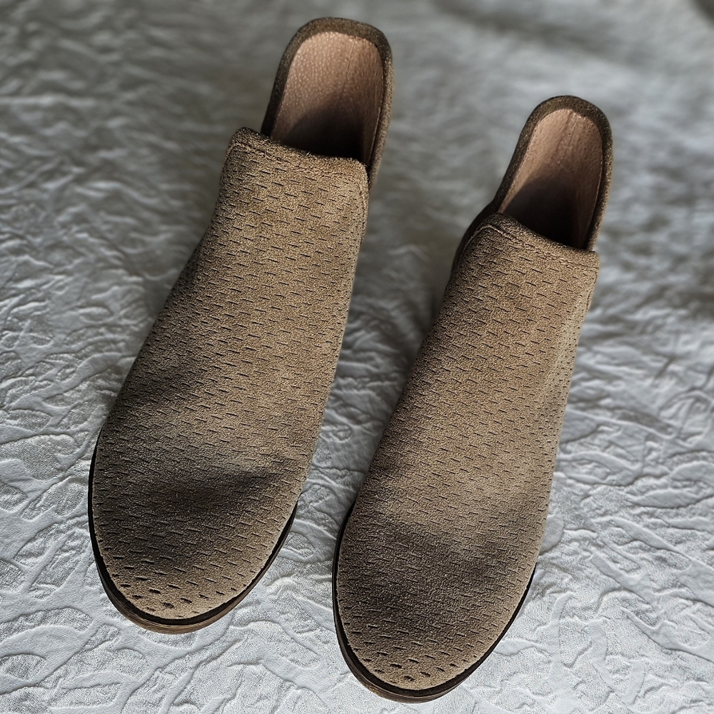 Lucky Brand 8.5 Tan Beige Suede Booties Ankle Boots - Picture 2 of 9